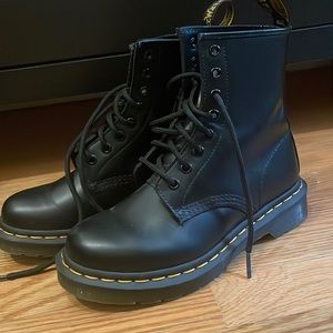1460 Women’s Smooth Leather Lace Up Boots - Doc Martens
